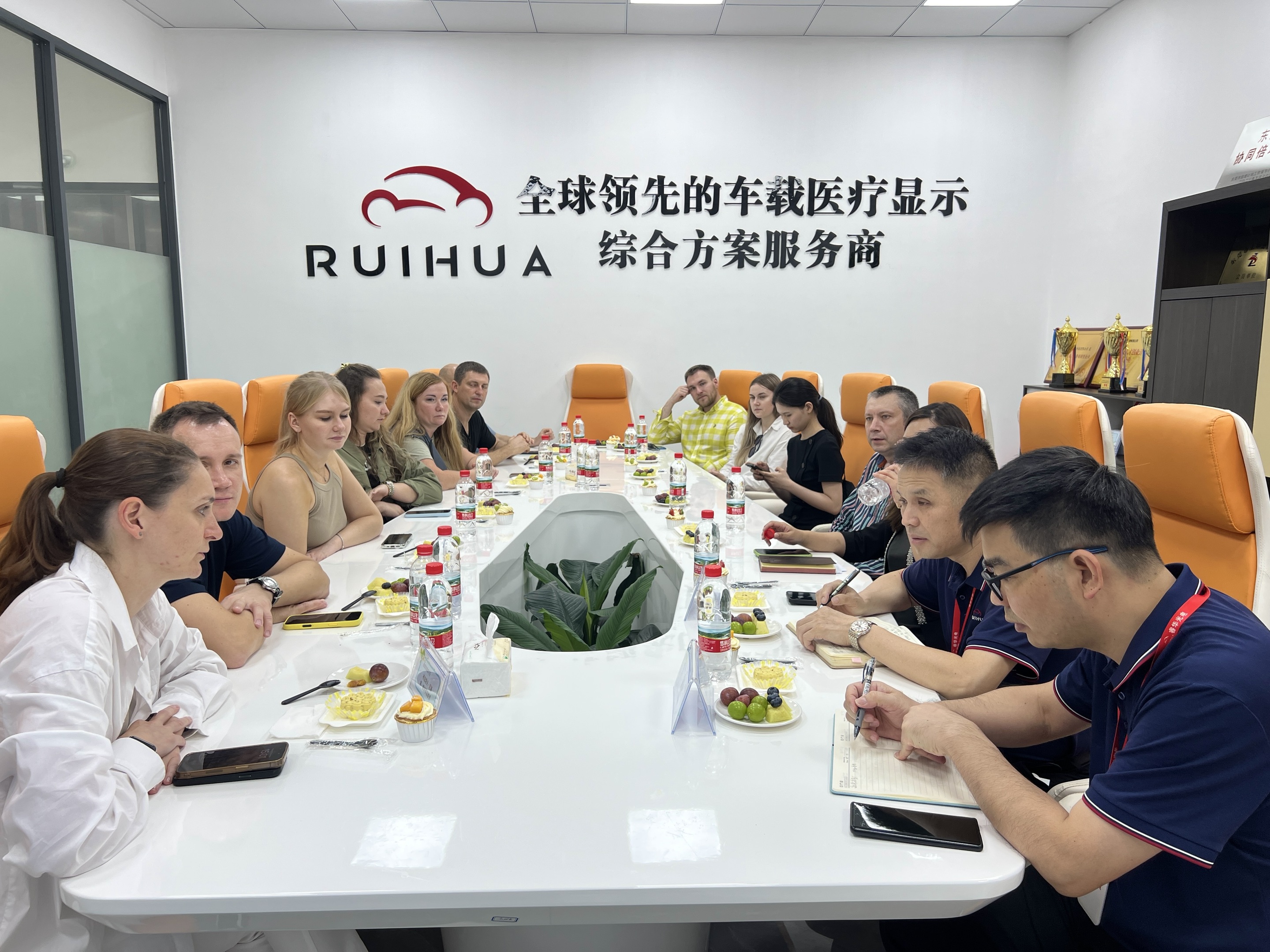 高尔基汽车厂代表团到访广东睿华光电科技有限公司，共商合作新机遇